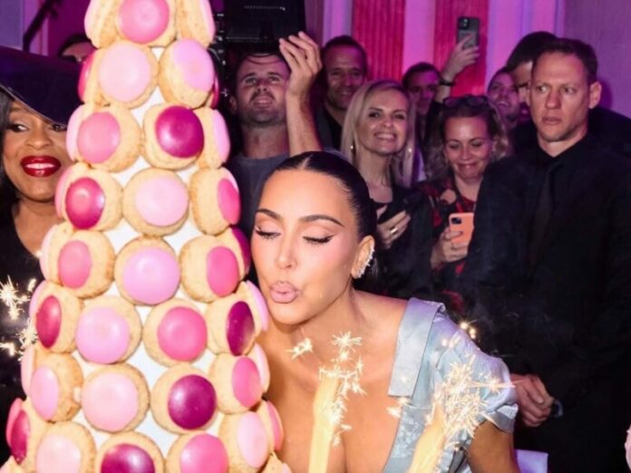 Kim Kardashian celebra su cumpleaños 45 entre glamour y amigos en París