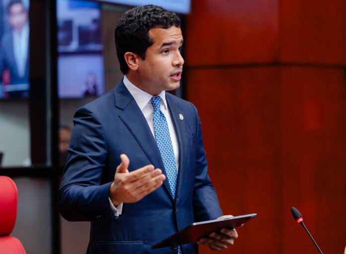 Omar Fernández somete resolución solicita al presidente revisar impuesto a salarios de trabajadores