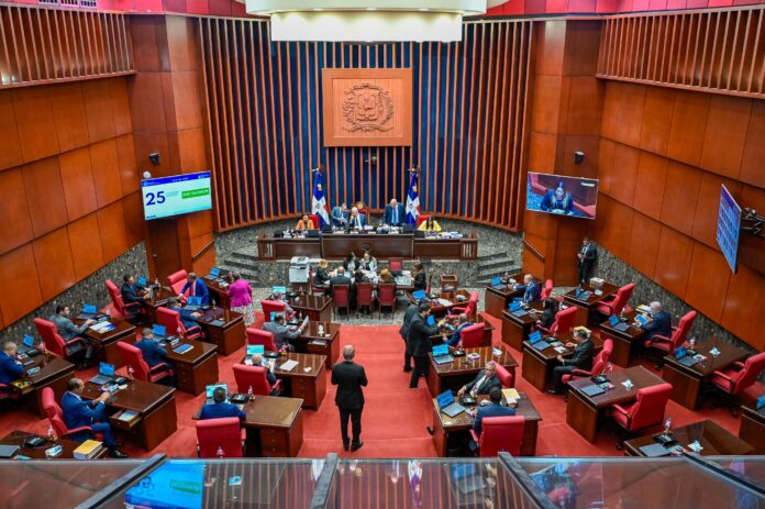 Asimismo, dispone que los trámites ante el Poder Judicial se realicen de manera digital, sin eliminar el acceso presencial en las sedes judiciales para quienes lo requieran.