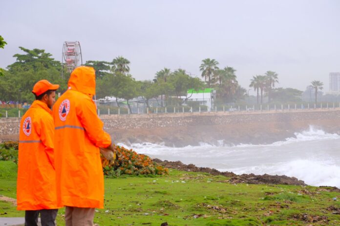 Defensa Civil en labores preventivas DN; evacúa personas en el Malecón por efectos de Tormenta Melissa
