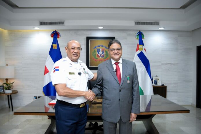 Juan Manuel Méndez recibe reconocimiento de la Policía por sus grandes aportes al país
