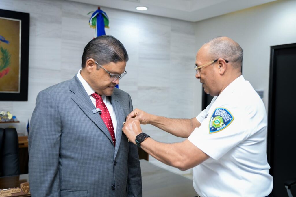 Juan Manuel Méndez recibe reconocimiento de la Policía por sus grandes aportes al país