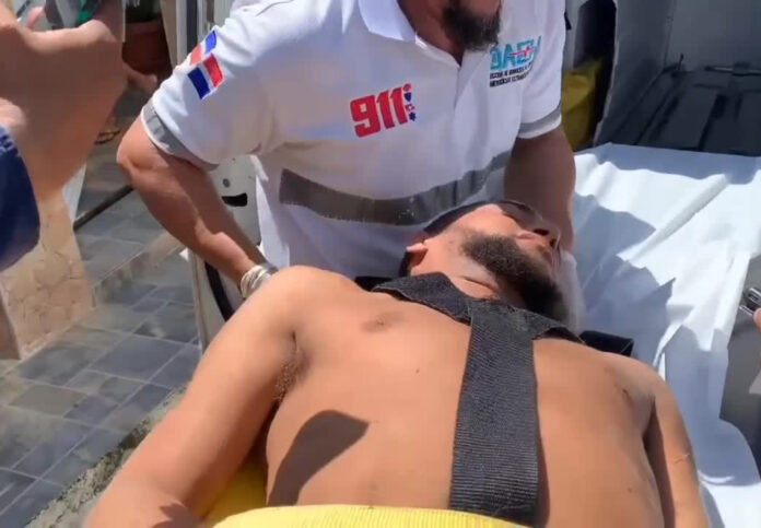 Se trata de Luis Manuel García Frías, de 30 años, quien relató que se encontraba bañándose en el río de la comunidad cuando escuchó los disparos, sin percatarse inmediatamente de que había sido alcanzado por una bala.