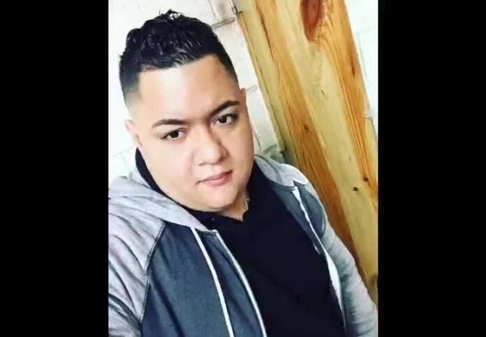 Agregó, que les amenaza con un arma de fuego por videollamadas, a pesar de tener lazos de amistad con sus familiares.