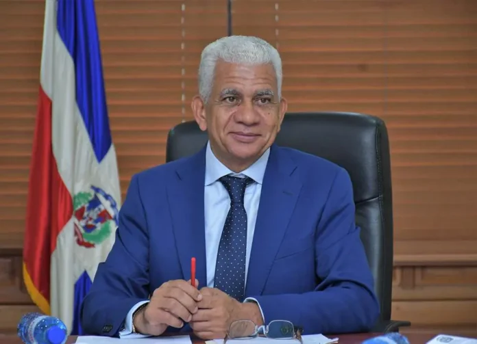 El presidente del Senado, Ricardo de los Santos, defendió la aprobación del proyecto al argumentar que el endeudamiento ha sido una práctica recurrente en los presupuestos nacionales durante las últimas décadas, debido a su carácter deficitario.