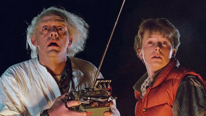 El libro también recuerda otros momentos peligrosos en la saga, incluyendo un accidente durante Volver al futuro III (1990), donde Fox perdió el conocimiento por unos segundos mientras filmaba una escena de ahorcamiento.