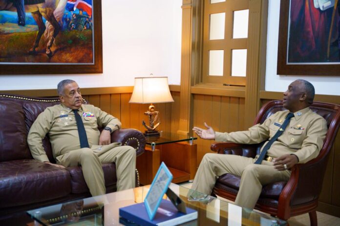 De su lado, el comandante de la Armada agradeció la visita y destacó la trayectoria del titular de Migración, subrayando su liderazgo al frente de la DGM.