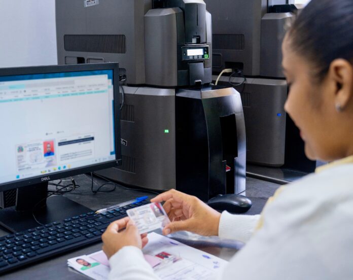 “La IA permitirá a la DGM entrenar sus sistemas para la verificación automática de documentos como pasaportes, poderes notariales y fotografías, mejorando la detección de posibles irregularidades”, expresa.