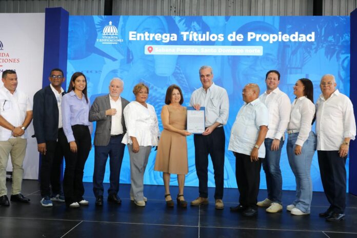 Con este acto, suman 920 los títulos entregados por el Ministerio de Viviendas y Edificaciones (MIVED), bajo el mandato del presidente Abinader.
