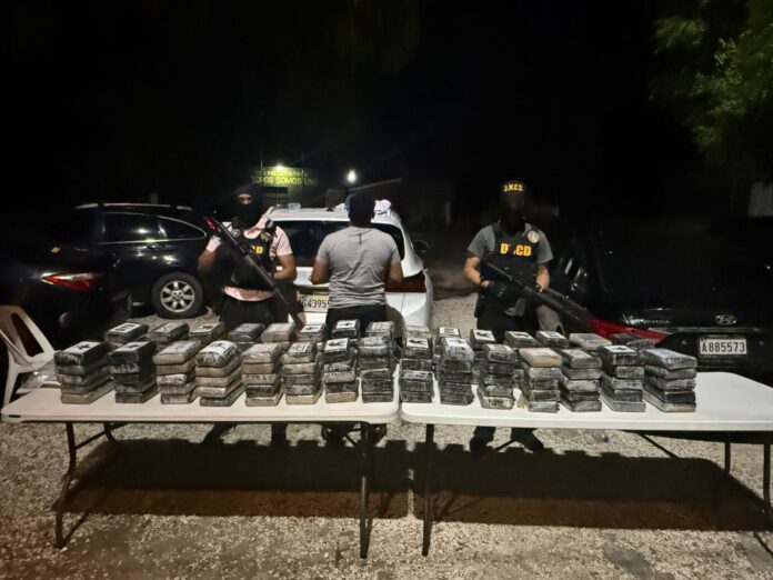 DNCD incauta 150 paquetes de cocaína y arresta a cinco hombres en Azua