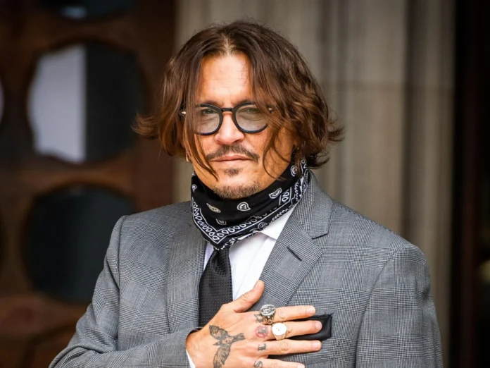 Johnny Depp inaugura en Tokio su exposición más personal: A Bunch of Stuff, un viaje caótico por su universo creativo