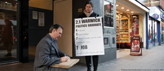 Desempleo en 5 % en Reino Unido, el más alto pospandemia