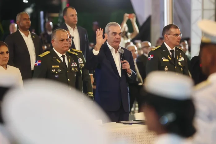 Como símbolo de autoridad, los nuevos oficiales recibieron sus anillos y sables de mando, estos últimos entregados directamente por el jefe de Estado.