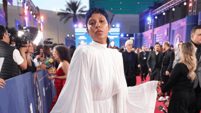 Tokischa destaca en la alfombra de los Latin Grammy y avanza en la preparación de su primer álbum