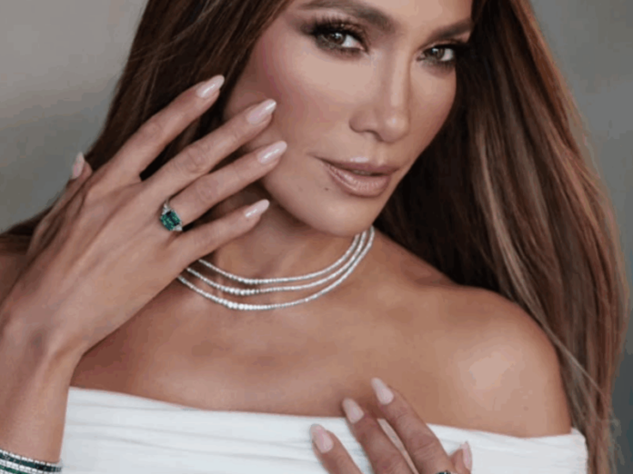 Tras recibir seis anillos, JLo se convierte en la embajadora de una prestigiosa firma de anillos de compromiso