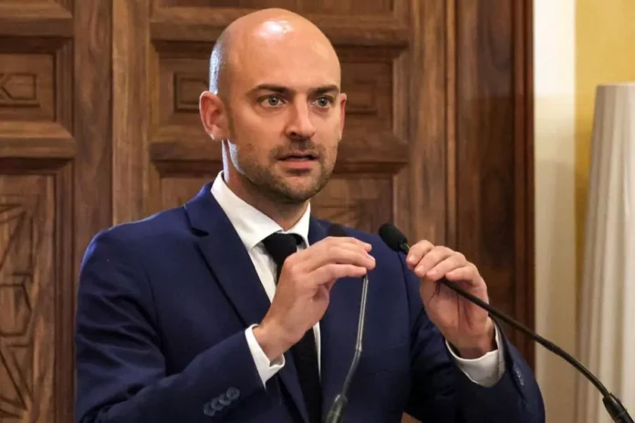 La sede, prevista para inaugurarse en 2026, estará ubicada en Santo Domingo y funcionará como un centro de alto nivel para la formación de especialistas dedicados a combatir redes de narcotráfico y crimen transnacional.