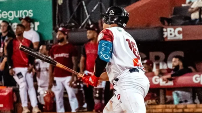 José Torres abrió el ataque con un triple, Melvin Mercedes recibió boleto y Johan Rojas impulsó la primera. Hernández empujó otra más, provocando la salida de Brooks.
