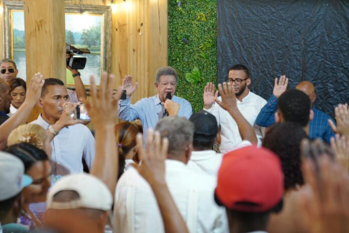 Leonel Fernández juramenta en la FP al exsenador Félix Vásquez y dirigentes de Sánchez Ramírez