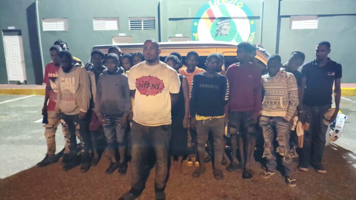 Ejército detiene conductor de minibús transportaba 19 haitianos indocumentados en San Juan