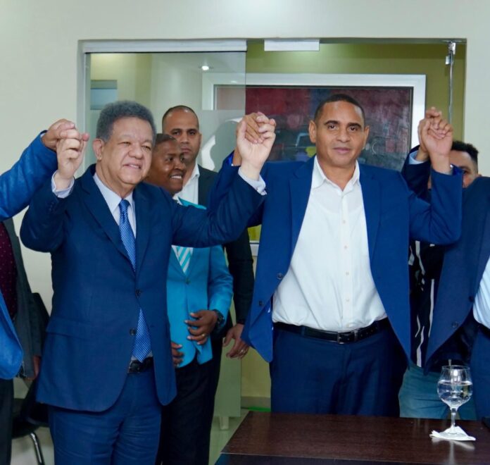 Leonel juramenta en la Fuerza del Pueblo a hermano de Nelson Arroyo vicepresidente del PRM