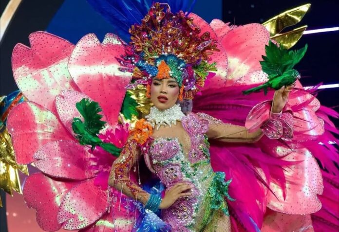Jennifer Ventura deslumbra en Miss Universe con traje típico inspirado en la Flor de Bayahibe