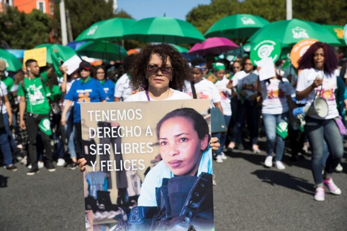 Mujeres dominicanas protestan contra la violencia machista ante la Fiscalía