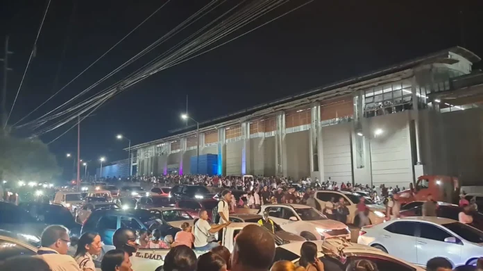 Testimonios indican que un vagón habría quedado detenido en medio de los rieles en dirección a Villa Mella, alterando el flujo normal de los trenes y provocando retrasos significativos en el sistema.
