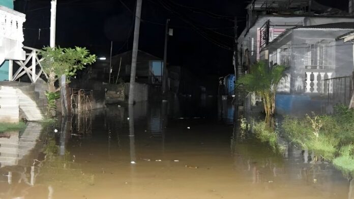 En Moa, otra localidad de Holguín, la subida del río Cabañas a más de tres metros sobre su cauce habitual ocasionó una inundación que obligó a proteger a más de 260 de sus habitantes.