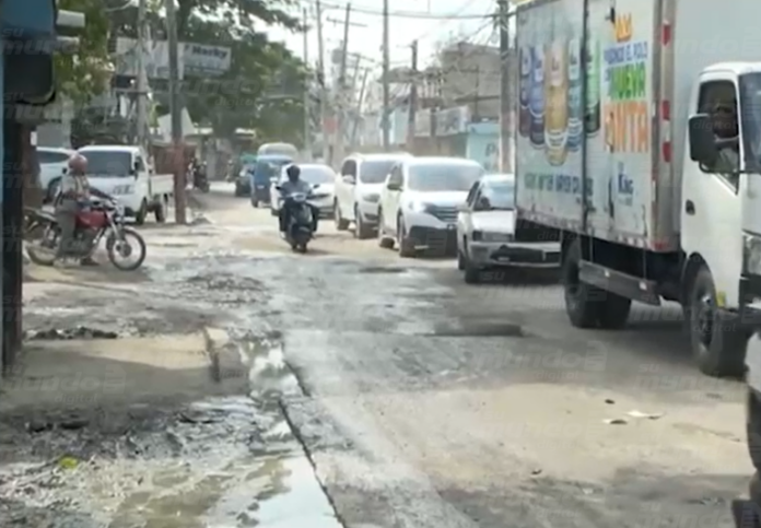 Caos en Punta de Villa Mella: residentes denuncian calles destruidas y entaponamientos que paralizan la zona