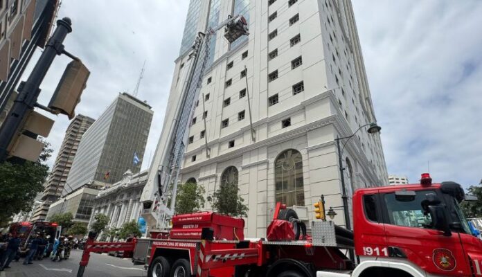 El Cuerpo de Bomberos de Guayaquil, que atendió la emergencia, informó, a través de su cuenta en X, que los dos trabajadores quedaron suspendidos a la altura del piso 22.