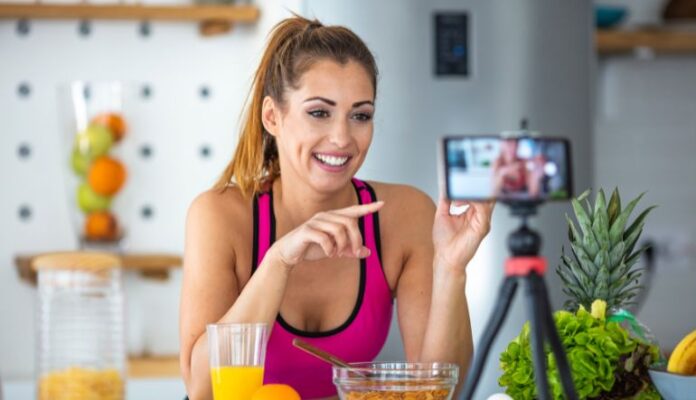 En la última década, la figura del influencer ha evolucionado de simples aficionados a creadores profesionales capaces de movilizar audiencias y transformar industrias enteras.