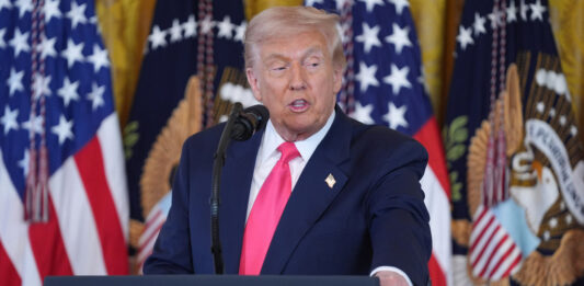Trump critica al Senado tras avance de resolución para frena acciones militares en Venezuela