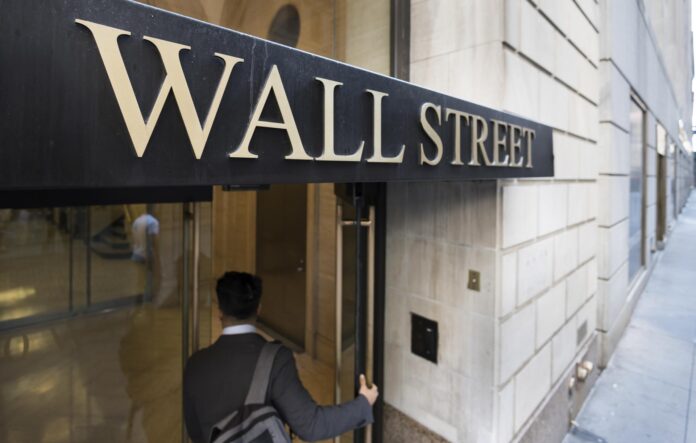 Wall Street mira más allá de la guerra: el crudo tensa los mercados, pero la bolsa resiste