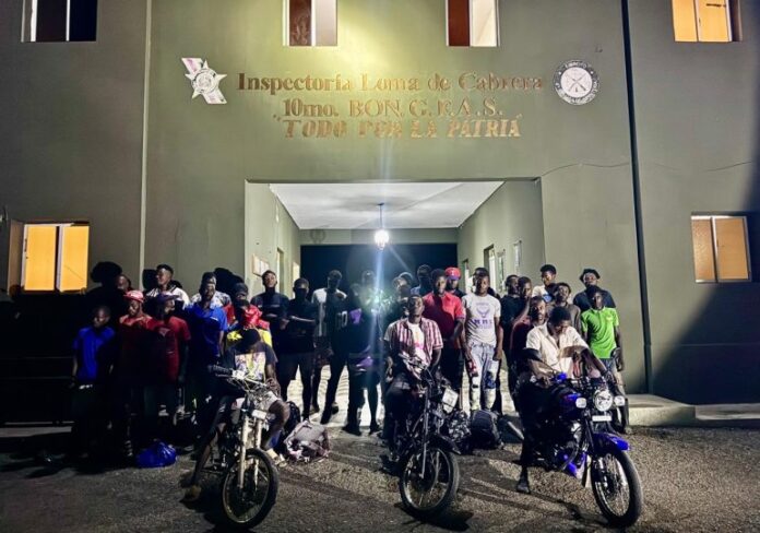 Detiene 42 haitianos indocumentados en operativo realizado en Loma de Cabrera
