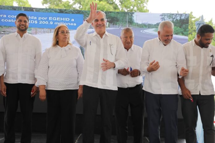 El proyecto abarcó la intervención de 5 kilómetros de vía e incluyó la construcción de contenes y aceras, asfaltado, señalización vertical y horizontal, drenaje pluvial, limpieza de cañadas y la movilización de postes eléctricos de media tensión.