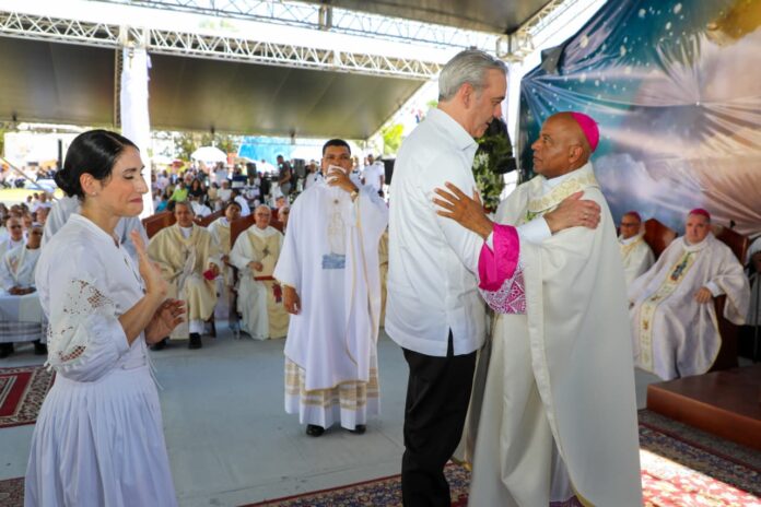 Entre los momentos más destacados, el jefe de Estado saludó al cardenal Nicolás de Jesús López Rodríguez, arzobispo emérito de Santo Domingo.