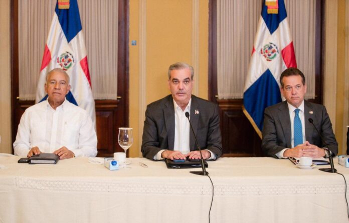 El mandatario explicó que este tipo de encuentros se realiza de manera recurrente para revisar el desempeño de los principales sectores productivos y fortalecer la coordinación entre el Gobierno y el sector privado.
