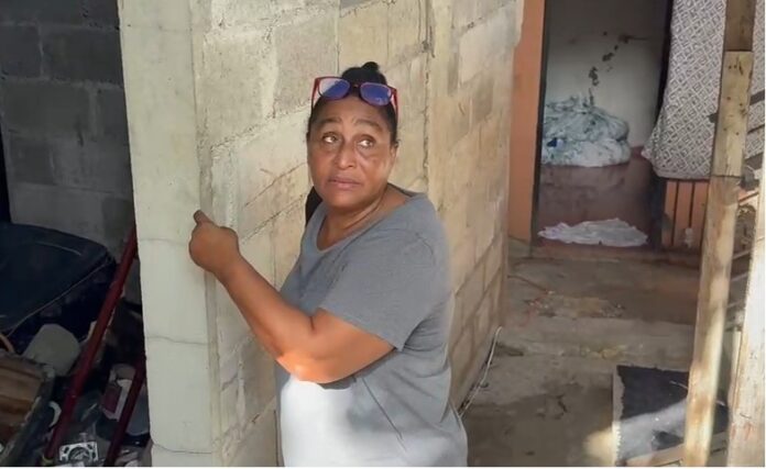 Familia de Hoyo de Bartola reclama vivienda prometida tras desalojos por saneamiento del arroyo Gurabo