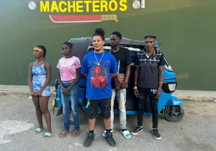 Ejército captura motocicleta de tres ruedas que transportaba haitianos en Mao
