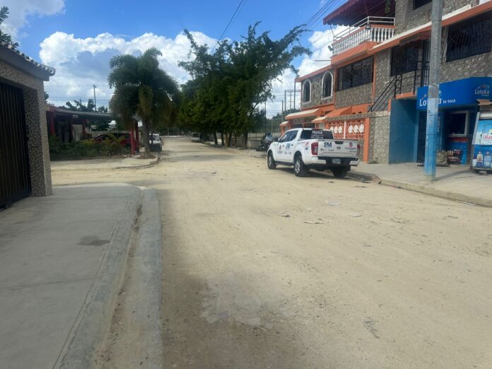 Indicaron que cuando llueve las calles se vuelven intransitables debido al lodazal, mientras que en los días soleados el polvo invade las viviendas, provocando molestias y problemas de salud para niños y adultos mayores.