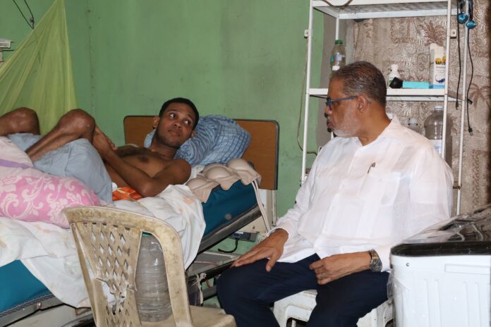 Durante la visita, se acordó reparar el piso de la vivienda, que se encontraba en mal estado, y brindar seguimiento médico al joven para garantizar su cuidado continuo.