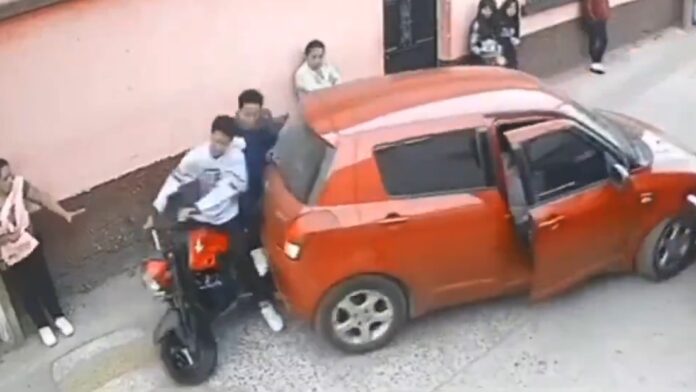 El violento acto puso en riesgo la vida de ocho personas, incluidos niños que se encontraban cerca del lugar, y dejó importantes daños materiales.
