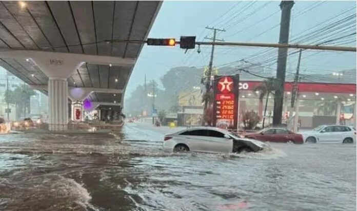 El experto señaló que los materiales provenientes de construcciones cercanas fueron arrastrados por el agua hacia los desagües, bloqueando el flujo y provocando los encharcamientos que afectaron a conductores y peatones.