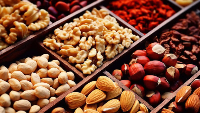 Los beneficios de los frutos secos para nuestra salud son conocidos y, cada vez más, las dietas los incorporan para ayudarnos a sentirnos plenos. Sin embargo, a la hora de escogerlos, es importante conocer sus propiedades nutricionales y cuáles son los más saludables. Nueces: el fruto seco estrella Según diferentes estudios, las nueces son consideradas el fruto seco más completo por sus altos niveles de omega-3 y antioxidantes. 