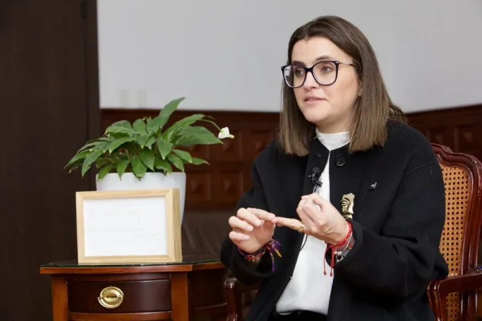 Vicepresidenta de Ecuador: “La falta de medicamentos se resolverá a inicios de 2026”