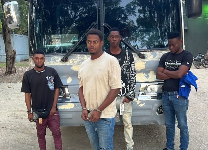Ejército detiene conductor de autobús que transportaba haitianos indocumentados en el maletero