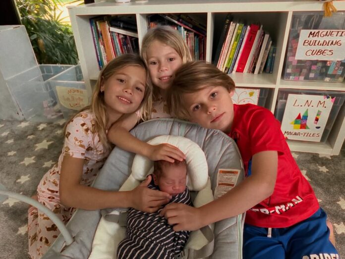 Enrique Iglesias y Anna Kournikova comparten la primera imagen pública de sus cuatro hijos