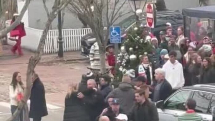 En el video, que muestra la pelea, aparecen una docena de personas, cuya edad varia entre 20 y 60 años.