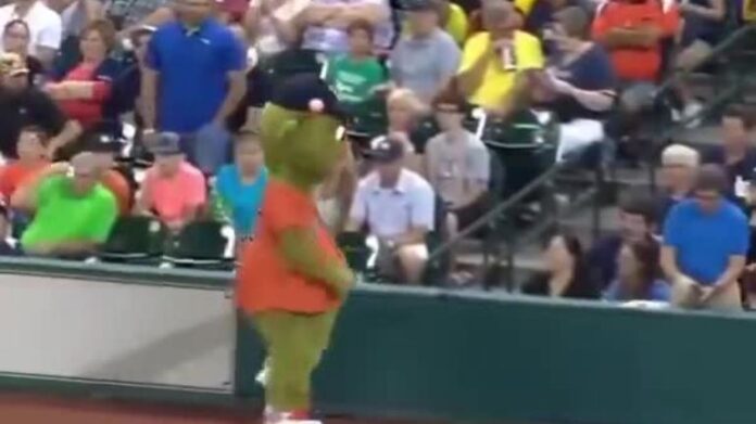 La interacción, breve pero hilarante, ha acumulado miles de reproducciones y comentarios que celebran el carisma de la mascota y la reacción del guardia, quien mantuvo la compostura a pesar del momento inesperado.