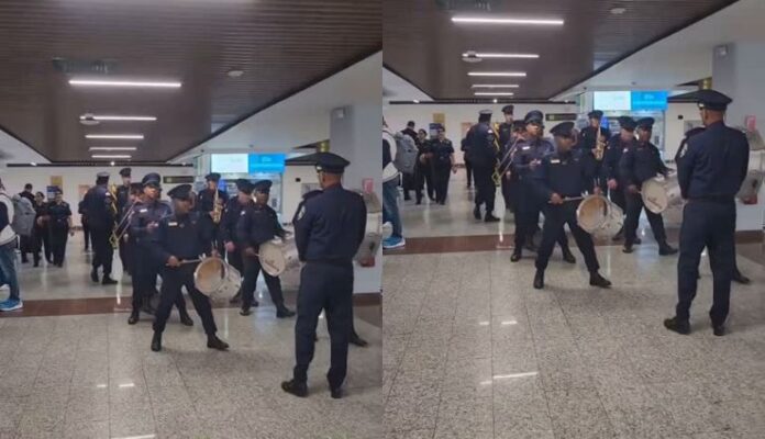 Agentes policiales compartieron sonrisas y mensajes de buenos deseos, reforzando la imagen de una policía cercana y comprometida con el servicio a la ciudadanía.